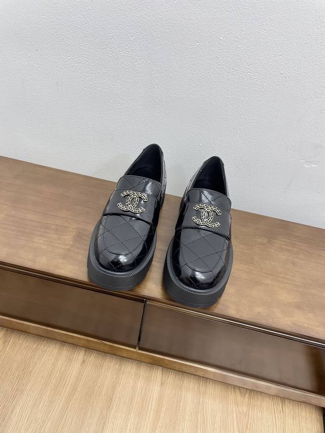 Chane*｜小香24P新品双c字母扣厚底乐福鞋 这款乐福鞋更有特色！太爱这个字母设计了，非常适合小个子的女生，简直是福音 舒适又百搭，穿上秒变大长腿！ 鞋面：